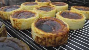 Настоящий испанский баскский чизкейк, приготовленный мастером по изготовлению чизкейков