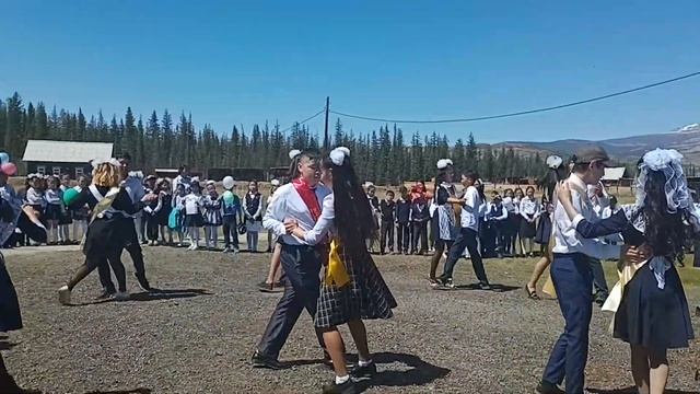 Вальс выпускников 9 класса МКОУ "Курайская СОШ" 2022г смотреть онлайн