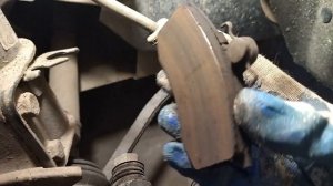 Замена передних тормозных колодок Лада Гранта