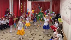 Танец с лентами на празднике 8 марата в детском саду