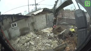 Демонтаж жилья экскаватором в дождливый день