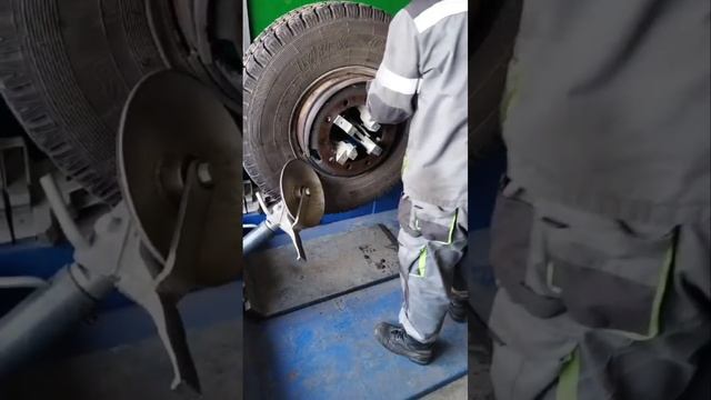 Шиномонтаж грузового колеса на станке смотреть онлайн