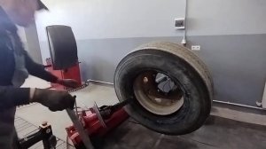 Учимся делать шиномонтаж грузовых колес