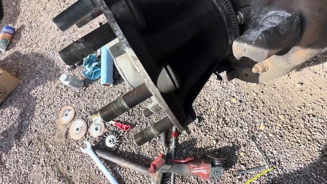 Сломал ступицу, Замена колодок и барабанов на Volvo VNL за смотреть онлайн