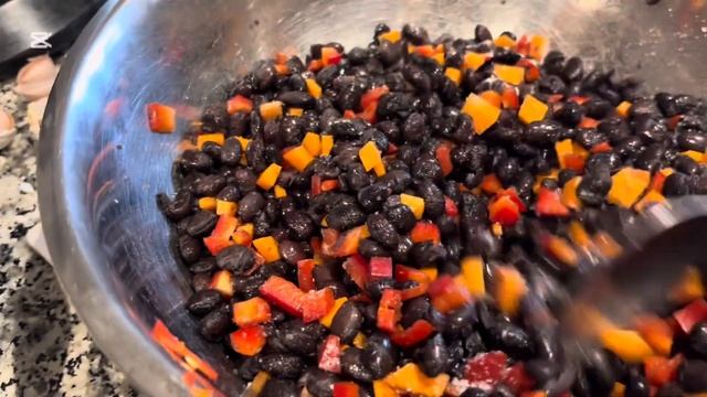 Готовим салат из черной фасоли. Очень Полезно и вкусно смотреть онлайн
