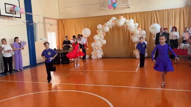 Последний звонок в школе 5 г. ДЖАНКОЙ танцует клуб спор