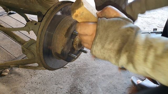 Снятие заднего тормозного диска и ступицы с левой сто? смотреть онлайн