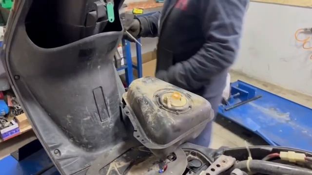 Как поменять бензонасос на скутере ямаха Джог #самвел? смотреть онлайн