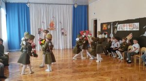 "Вальс Победы" - исполняют воспитанники старшей группы