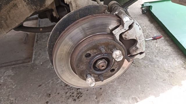 Как открутить болт коленвала. Гранта. смотреть онлайн