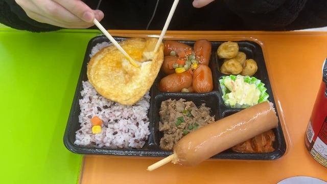 ПРОБУЕМ ЕДУ В САМОМ ПОПУЛЯРНОМ МИНИ СТОПЕ ЮЖНОЙ КОРЕИ смотреть онлайн