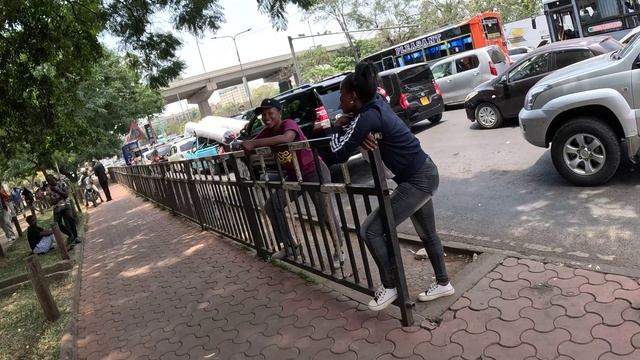 РАЗРУГАЛИСЬ и БРОСИЛИ ДРУГ ДРУГА НЕДОБРАВШИСЬ ДО РОССИЙСКОГО ПОСОЛЬСТВА в АФРИКЕ / НАЙРОБИ ЦЕНТР смотреть онлайн