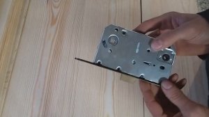 Как перевернуть язычок в дверном механизме?