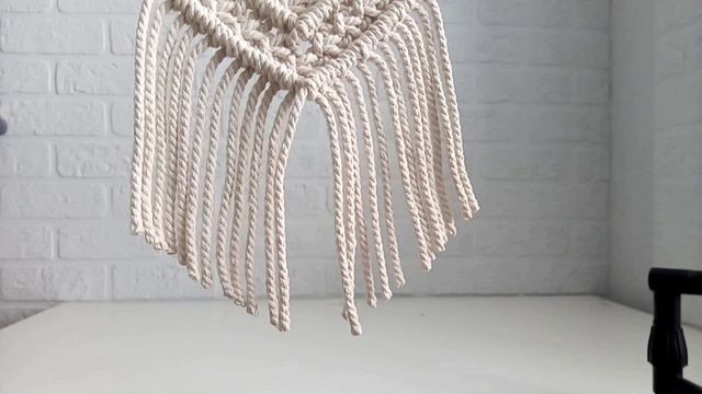 Подрезка и расчёсывание бахромы макраме панно