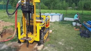 Дизельная малогабаритная буровая установка в работе.