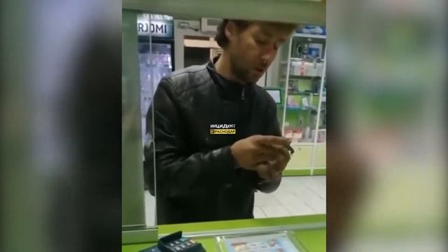 Смешной случай в аптеке. Мужик расплатился зеленью - прикол смотреть онлайн