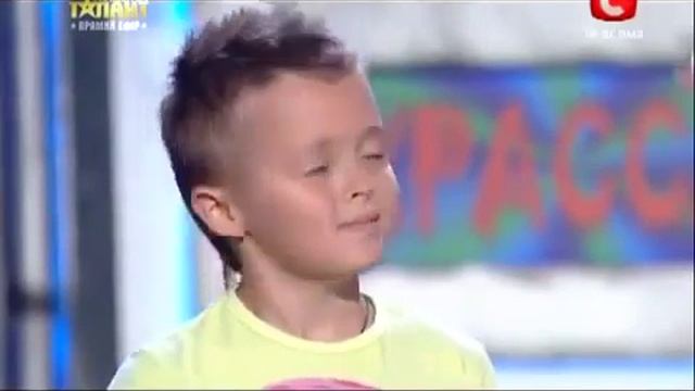 Мальчик взорвал зал на шоу талантов в Украине смотреть онлайн