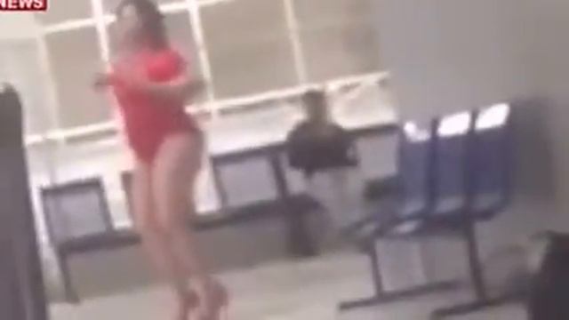 Девушка с крыльями танцует смотреть онлайн