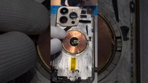 Разбираем iPhone 14 Pro, чтобы заменить вздутый аккумулятор