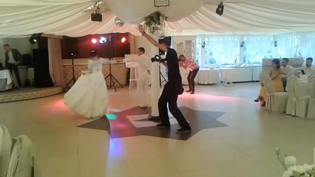 Первый танец молодоженов.Очень красивый!  Харьков . Хо?