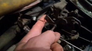 Как регулировать холостой ход на карбюраторном двига?