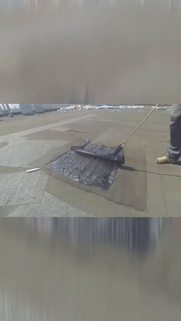 Как мы убираем пузыри с поверхности кровли; #монтажкро смотреть онлайн