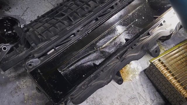 Сняли поддон и впуск Ауди А4 осматриваем стружку во вп? смотреть онлайн