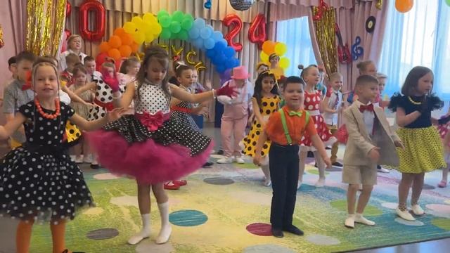 Зажигательный танец на выпускном «Барабанит дождик с смотреть онлайн