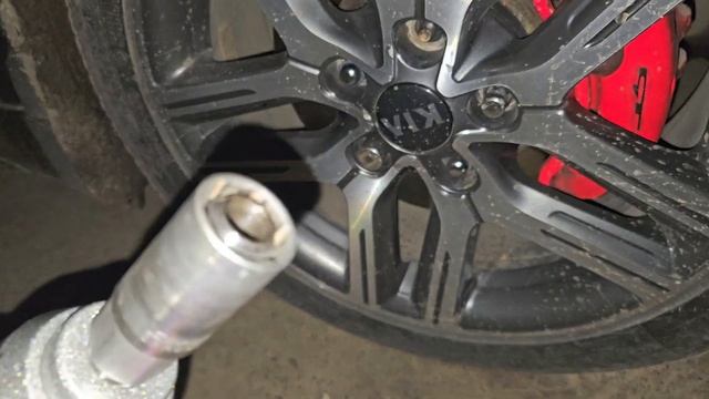 Vvosai 600Н.м легко откручивает колесные гайки смотреть онлайн