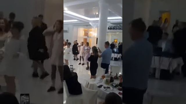 Свадебный танец невесты и подружек, сюрприз для жених?