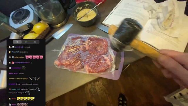 Lasqa готовит жаренные отбивные по книге «The Sopranos Family Cookbook»