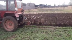 Трактор🚜 Т-25 пашет огород часть 2