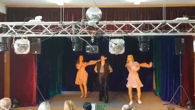 Весенний променад смотреть онлайн
