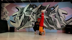 Обучалка по брейк дансу. Выпуск 13. Кручение на голове.