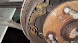 Замена задних тормозных колодок