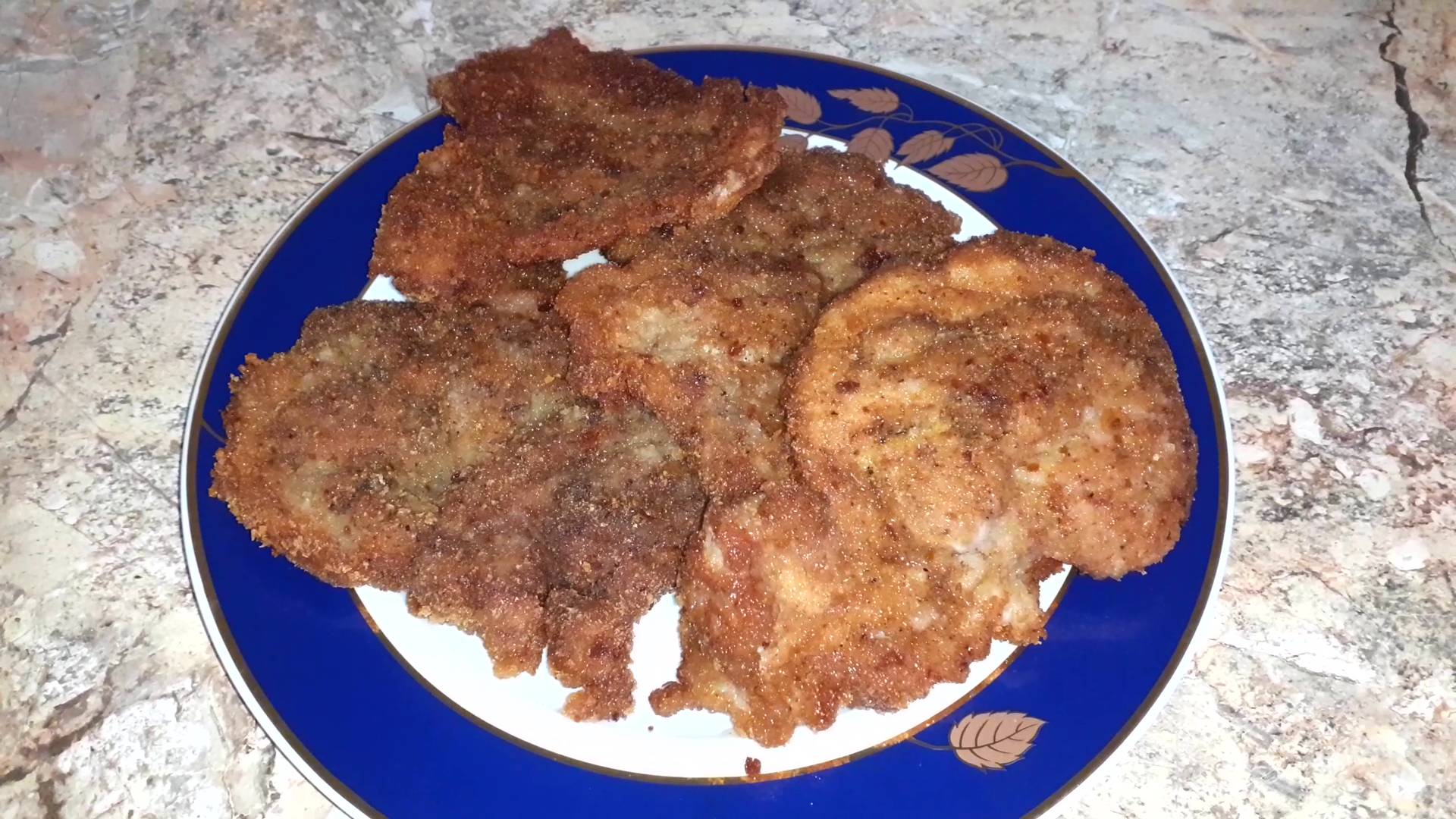 Сочные, хрустящие отбивные в панировке из свинины приготовленные на сковороде. смотреть онлайн