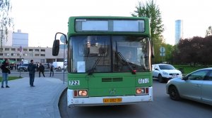 Автобус ГолАЗ-АКА-5225 №АТ 082 66 выезжает с выставки у ККТ "Космос"