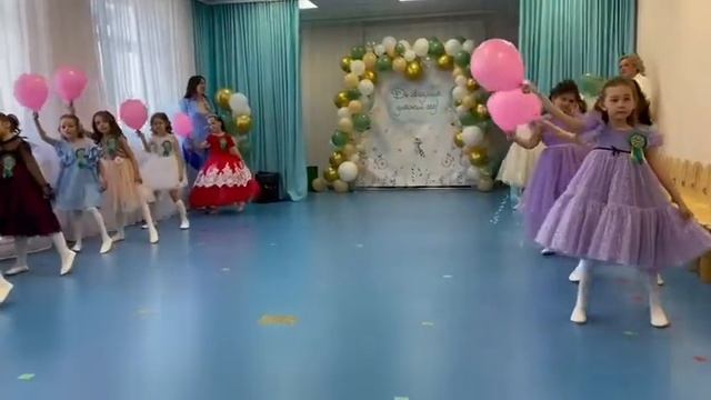 Красивый вход на выпускной утренник в доу