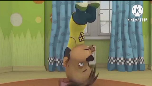 Дружок танцует брейк данс под музыку (Funkytown). смотреть онлайн