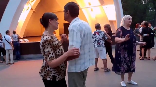 МОЯ ЛЮБИМАЯ И НЕЖНАЯ! ТАНЦЫ В ПАРКЕ ГОРЬКОГО ХАРЬКОВ С?