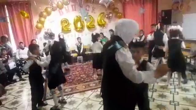 Трогательный танец Учительницы с учениками 4 класс Ind смотреть онлайн