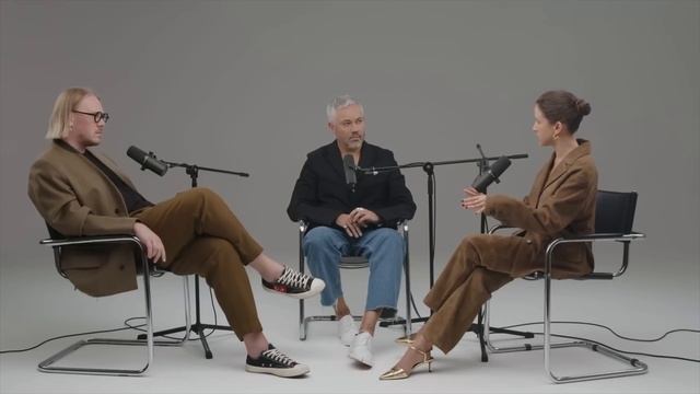 В России нет мужской моды - это не выгодно женщинам )) С?