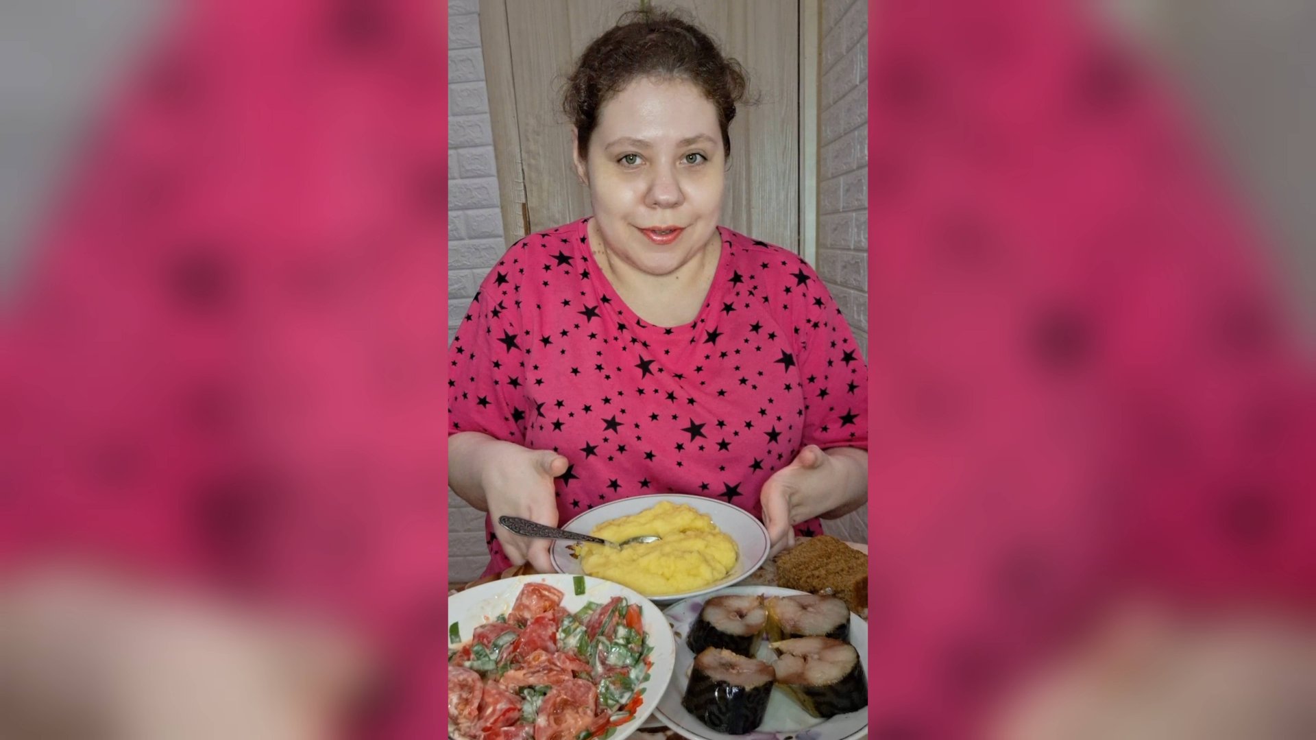 Мукбанг Скумбрия, Пюре, Салат из помидор с майонезом смотреть онлайн