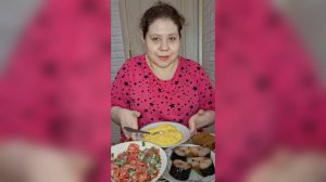 Мукбанг Скумбрия, Пюре, Салат из помидор с майонезом