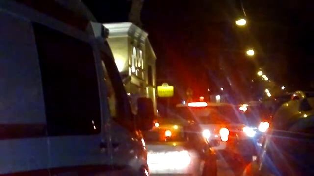 Скорая не может проехать у ресторана МАРИО.mp4