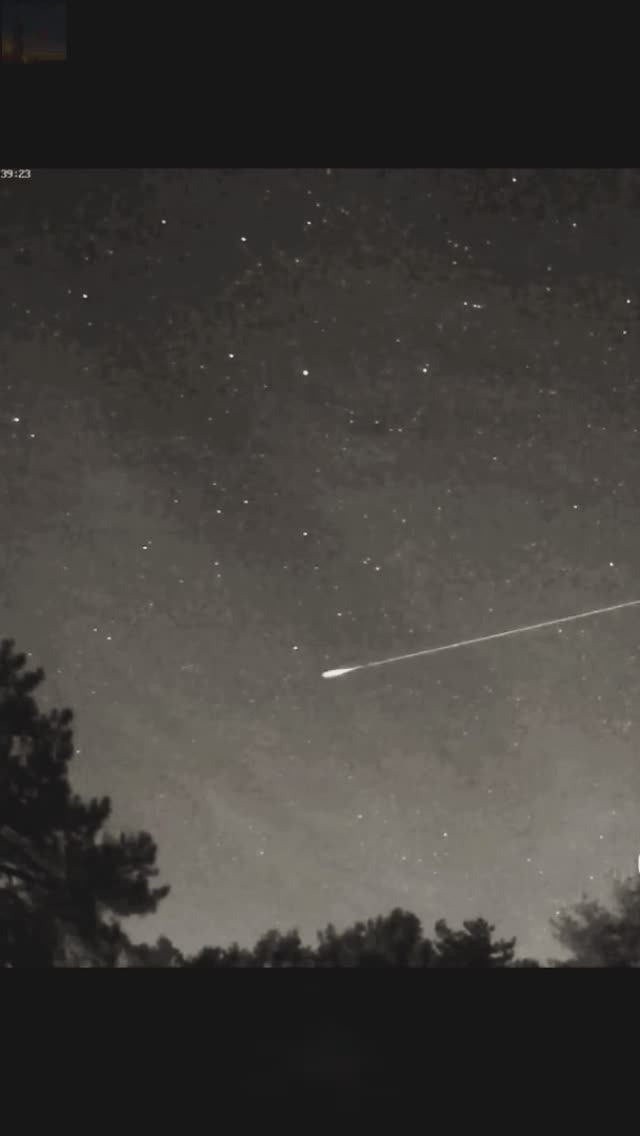 Падение редкого метеора "Грейзер", котрый пролетел через весь небосвод🌌 смотреть онлайн