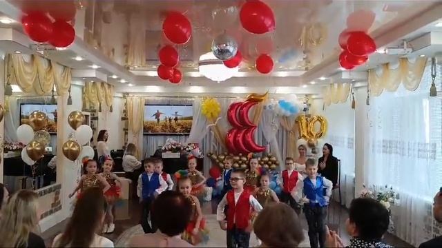 Юбилей детского сада. Танец "Счастье" смотреть онлайн