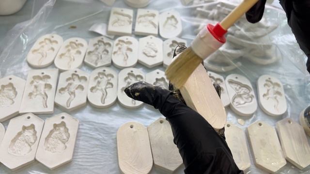 Покрытие лаком и окрашивание гипсового декора. Много вариантов смотреть онлайн