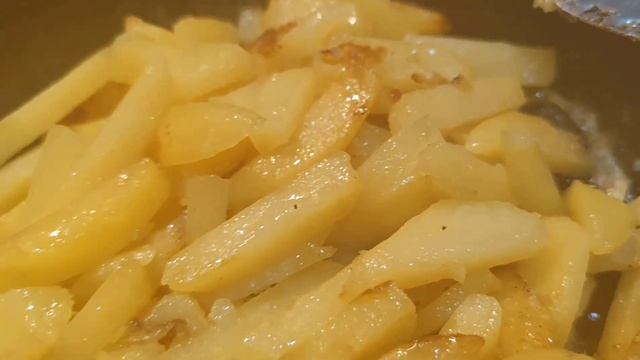 Жарю картошку на чугунной сковороде: это выглядит апп? смотреть онлайн