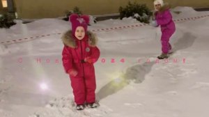 Снег руками нагребаем лепим ком большой